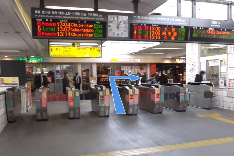 西新井駅の改札を出て、右（西口）へお進みください