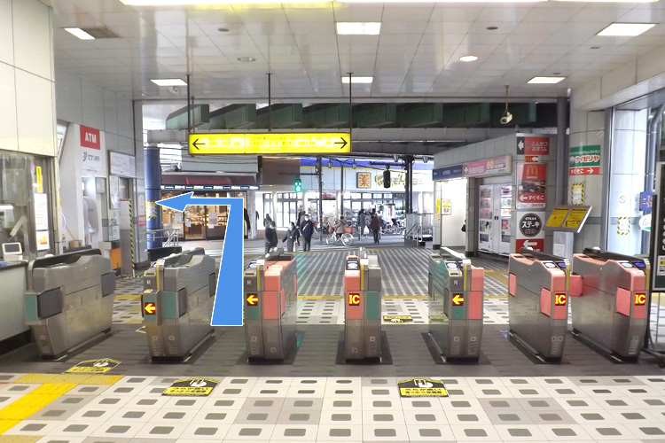 梅島駅の改札を出て左にお進みください